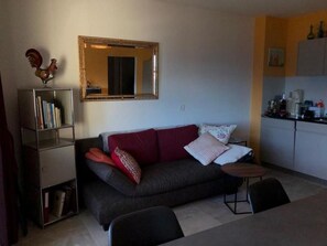 TV, fireplace - Neue 2 1/2-Zimmer-Ferienwohnung Crans-Montana - Randogne by Interhome (Mollens)