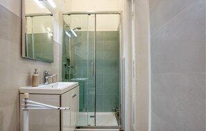 Shower, hair dryer - 1 bedroom nice apartment in Genova (Genova)