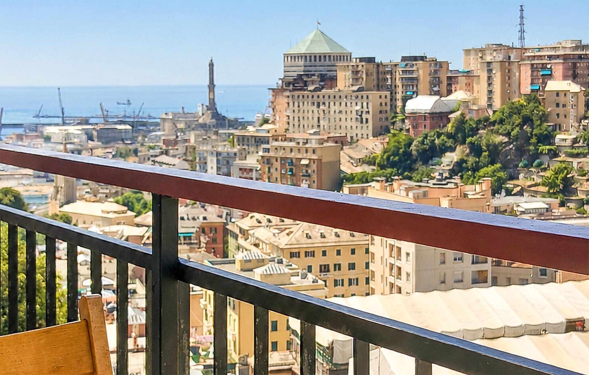 Une vue urbaine mettant en valeur un bâtiment imposant, doté d’un dôme et d’une haute tour, entouré de bâtiments résidentiels et de verdure.