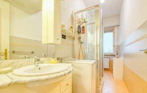 Shower, hair dryer - Gorgeous apartment in Genova with house sea view (Genova)