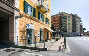 Straßenansicht mit einem Gebäude, auf dem 'la generale' steht, und einem Schild mit der Aufschrift 'private rosabianca'.