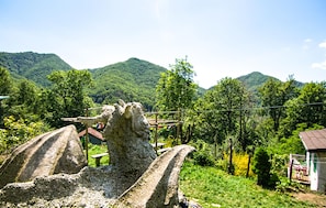 A stone sculpture in a natural setting with a mountainous backdrop. - 3 bedroom stunning home in Rezzoaglio (Rezzoaglio)