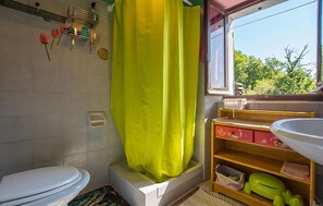 Shower, hair dryer - 3 bedroom stunning home in Rezzoaglio (Rezzoaglio)