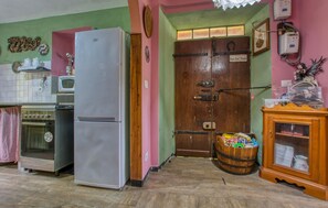 Fridge, microwave, stovetop, cookware/dishes/utensils - 3 bedroom stunning home in Rezzoaglio (Rezzoaglio)