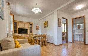 TV - 2 bedroom stunning home in San Colombano Certenol (San Colombano Certenol)