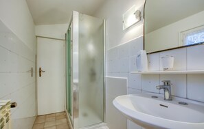 Shower, hair dryer - 2 bedroom awesome apartment in Levanto (Levanto)