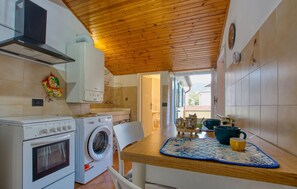 Fridge, microwave, stovetop, coffee/tea maker - 2 bedroom awesome apartment in Levanto (Levanto)