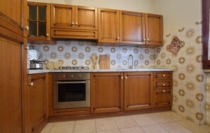 Fridge, microwave, stovetop, coffee/tea maker - Nice home in Forte dei Marmi with WiFi (Forte dei Marmi)