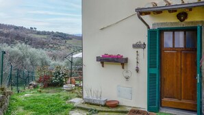 A house with a wooden door, a green shutter, and a welcome sign. - Lovely home in Casidore with WiFi (Casidore)