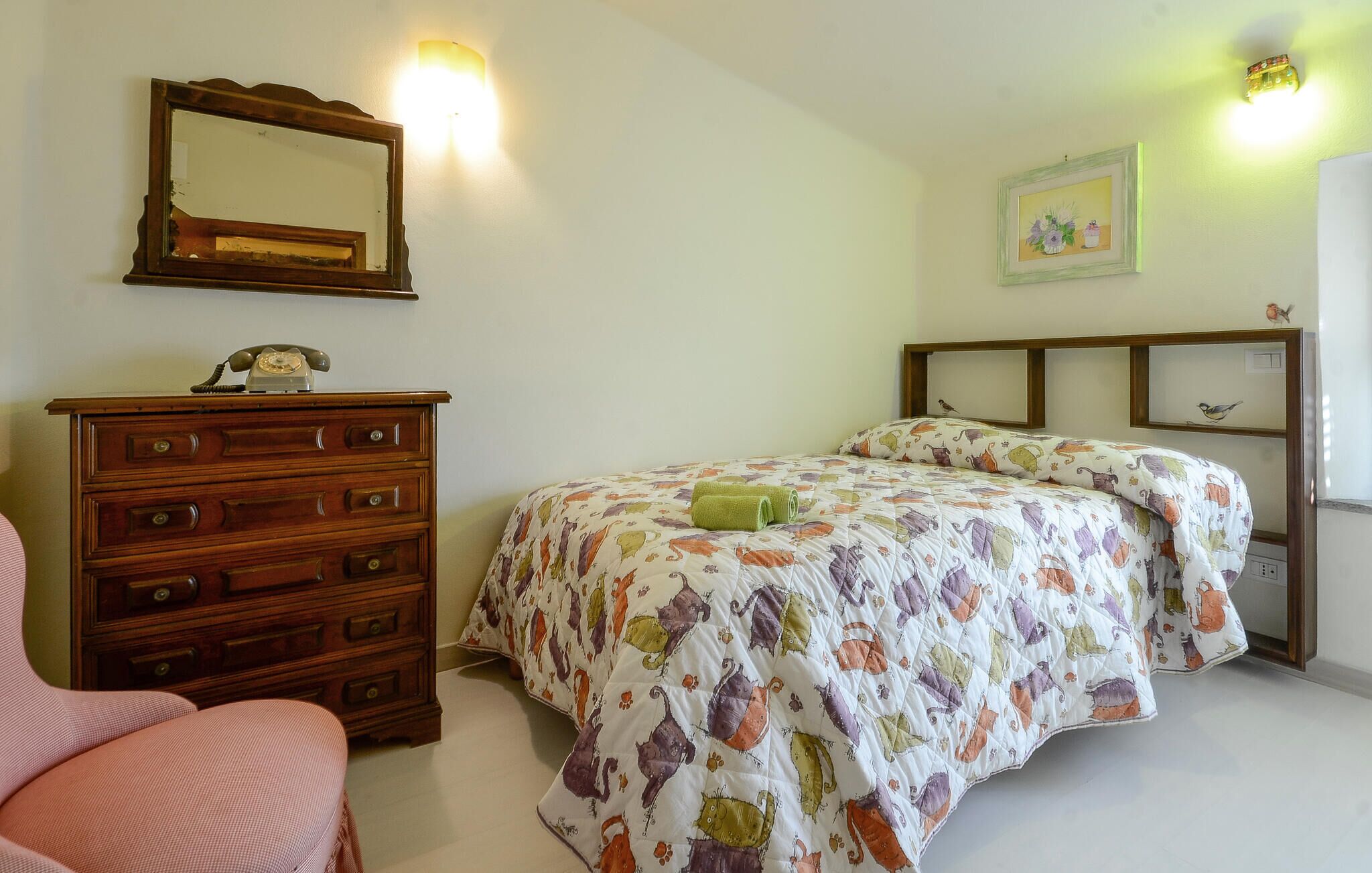 Travel cot, free WiFi