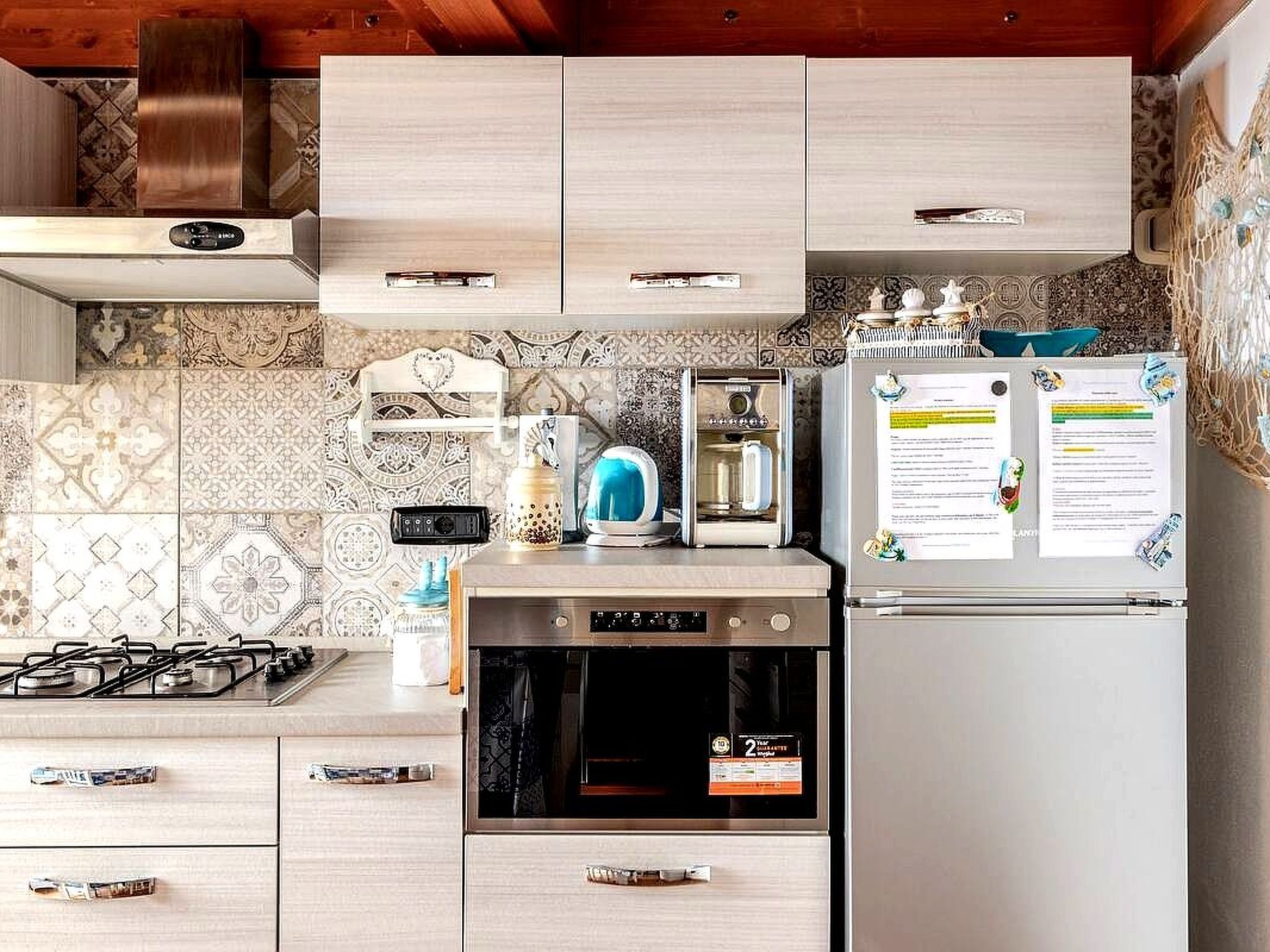 Refrigerador, microondas, lavavajillas y utensilios de cocina 
