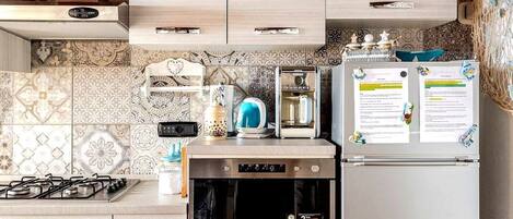 Refrigerador, microondas, lavavajillas y utensilios de cocina