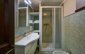 Shower, hair dryer - 1 bedroom stunning home in Anghiari (Anghiari)