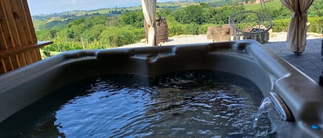 Outdoor spa tub