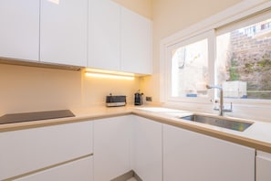 Kühlschrank, Mikrowelle, Ofen, Herdplatte