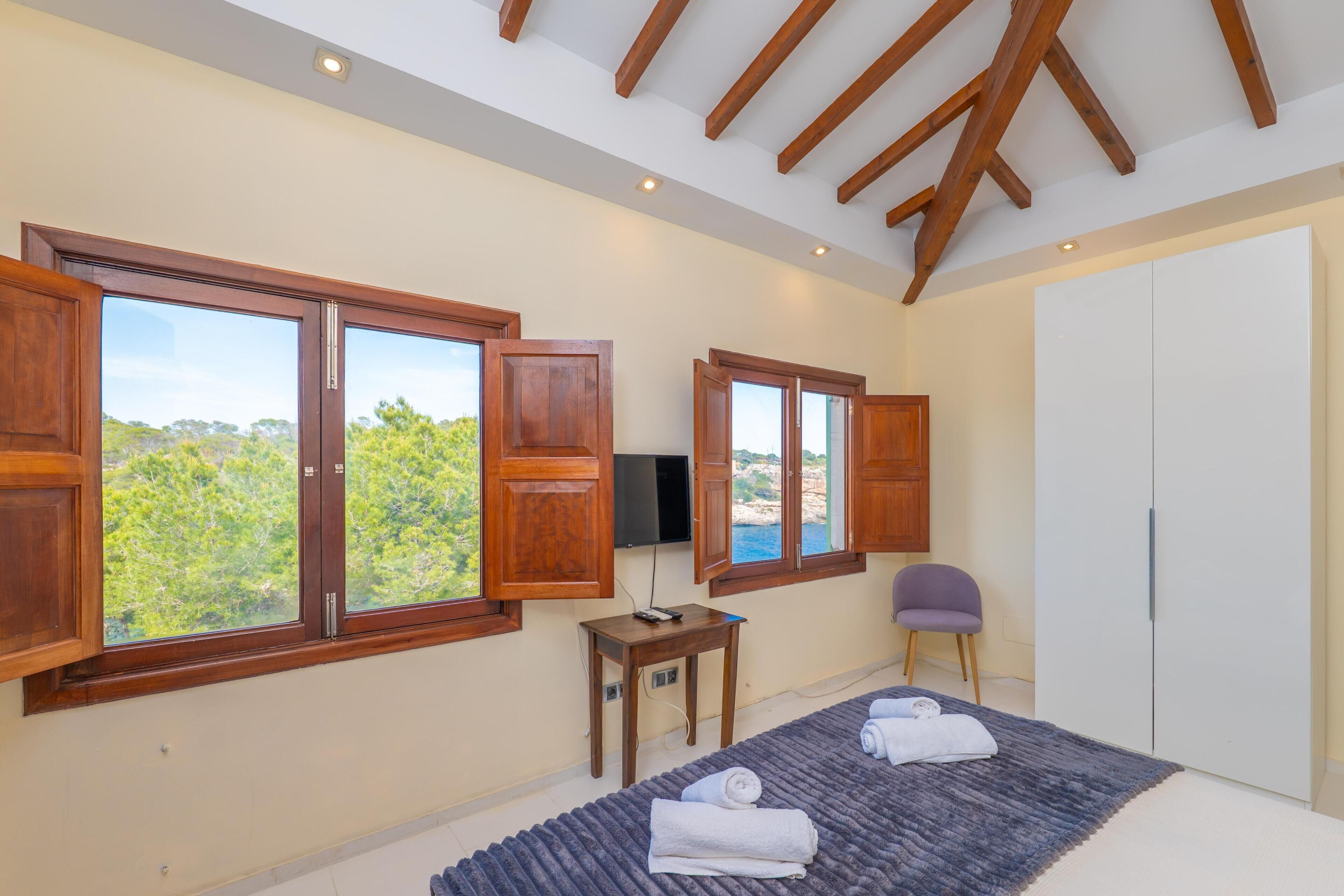 Tabla de planchar con plancha, wifi gratis y ropa de cama 