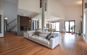Smart TV, fireplace - Nice home in San Venanzo (San Venanzo)