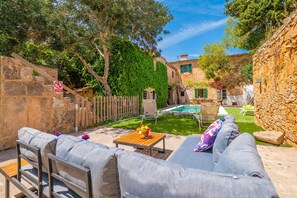 Terrace/patio - VILLA SANTANYI SUEÑO DE VERANO - Beautiful country house with private pool and free Wi-Fi (Santanyí)