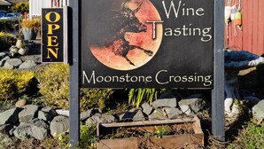 Señal de Moonstone Crossing que anuncia degustación de vinos.