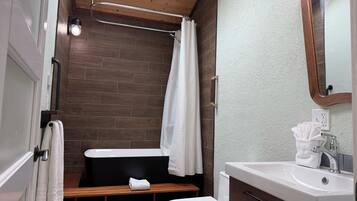 Douche, sèche-cheveux, serviettes fournies