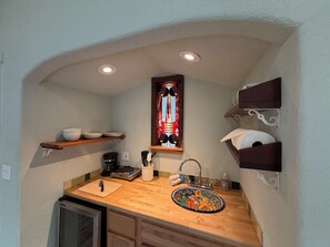 Cafetière-théière, vaisselle et ustensiles