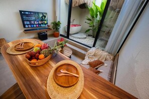 Loft de diseñador, patio, vista al jardín | Interior
