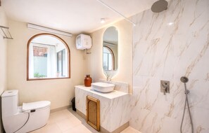 Amenidades de baño gratuitas, secadora de cabello, pantuflas, bidet 