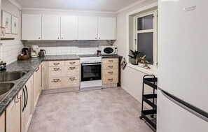Fridge, microwave, oven, stovetop - 2 bedroom stunning home in Lindesnes (Lindesnes)