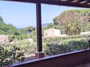 A garden with various plants and a pergola structure. - Wohnung mit Wasserblick by Interhome (Capoliveri)