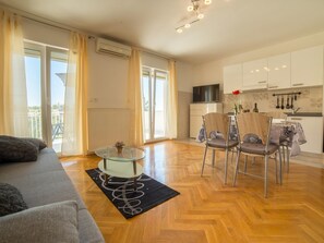Eine moderne Wohnung mit Wohnzimmer, Essbereich und Küche.