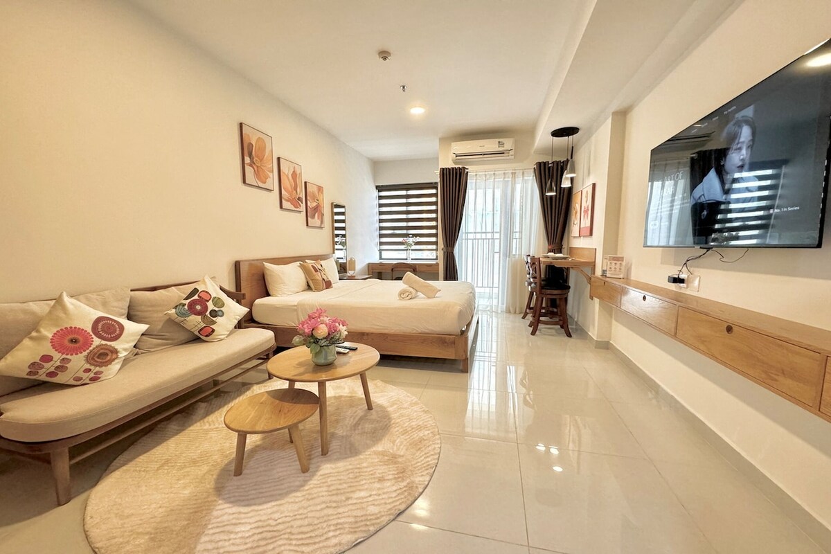 Superior Studio, 1 Queen Bed, Balcony, City View