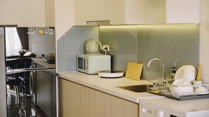 Appartement Supérieur, 2 chambres, balcon, vue ville | Cuisine privée | Réfrigérateur, micro-ondes, plaque de cuisson