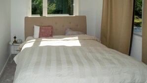 A bed with a striped blanket, a headboard, and two pillows. - Nice home in Brottby with house a panoramic view (Brottby)