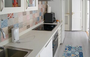 Een koelkast, een oven, een kookplaat, een vaatwasser