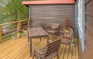 Outdoor dining - Beautiful home in Bålsta with lake view (Bålsta)