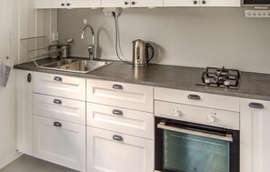 Fridge, microwave, oven, stovetop - Beautiful home in Bålsta with lake view (Bålsta)
