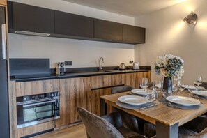 Kühlschrank, Geschirrspüler, Wasserkocher mit Kaffee-/Teezubehör