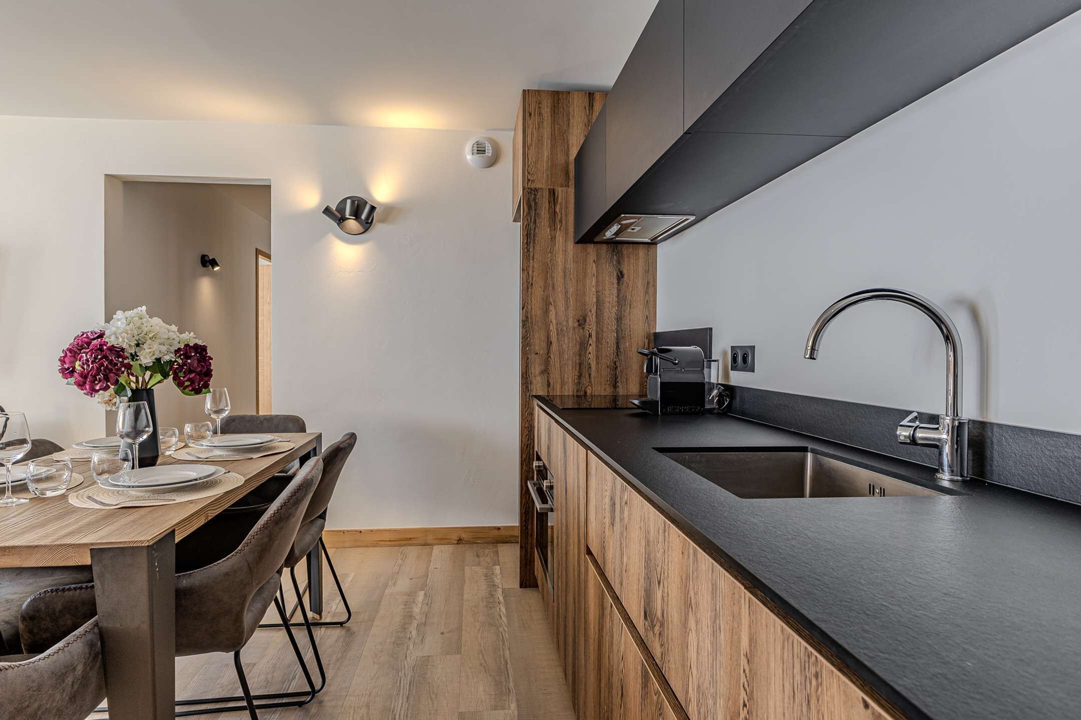 Wasserkocher mit Kaffee-/Teezubehör, Kühlschrank, Geschirrspüler
