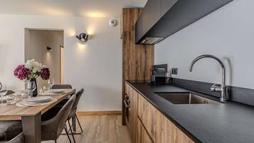 Wasserkocher mit Kaffee-/Teezubehör, Kühlschrank, Geschirrspüler