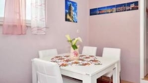 Dining - Charmante Wohnung La-Le by Interhome (Podstrana)