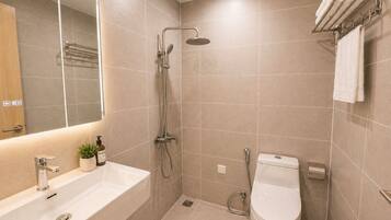 Quarto triplo standard | Banheiro | Chuveiro com efeito de chuva, produtos de toalete grátis