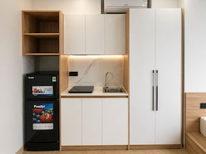 Uma cozinha compacta com fogão embutido, pia e armários.