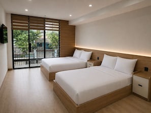 Quarto de hotel moderno com duas camas, uma varanda e vista, e televisão fixada na parede.