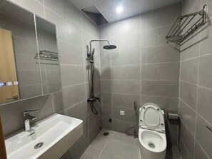 Family Studio | Bilik Mandi | Kelengkapan dandanan diri percuma, selipar, tuala disediakan, sabun 