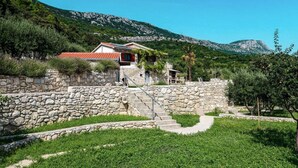 Exterior - in Kaštel Lukšić mit großer Terrasse und Bergblick by Interhome (Kaštel Lukšić)