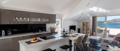 Fridge, oven, dishwasher, cookware/dishes/utensils