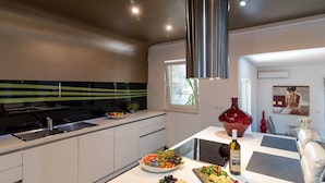 Fridge, microwave, oven, dishwasher - Modernes Apartment mit Gartennutzung, einer groß by Interhome (Trogir/Okrug Donji)