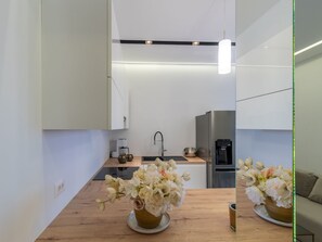 Kühlschrank, Ofen, Geschirrspüler, Kochgeschirr/Geschirr/Besteck