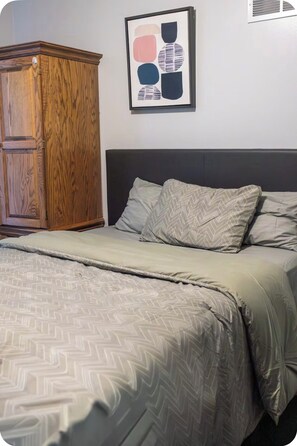 Iron/ironing board, WiFi, bed sheets - “World Cup Getaway •Pool • Patio • Luxury Stay” (Kansas City)