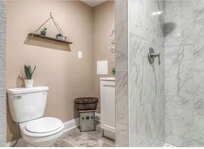 Shower, hair dryer, towels, soap - “World Cup Getaway •Pool • Patio • Luxury Stay” (Kansas City)
